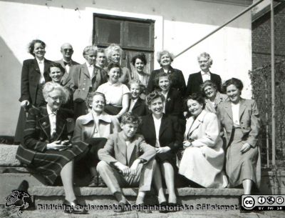Bild ur fotoalbum SSSH Lund 1927
Album SSSH Lund 1927, skapat av SSSH-sköterskan "Ego", med bilder från sin utbildningstid och senare genom flera decennier. Bildtext "25årsjubileum" Foto på 1950-talet, kanske på SSSH:s rekreationshem i Bjärred? Inget namn angivet. Oklart vem som är "Ego" i bilden, åven om hon rimligen är med. En vuxen man och en yngling är med i bilden, ett tecken på att sjuksköterskor sedan mitten på 1900-talet kunde få bilda familj.
Nyckelord: Lasarettet i Lund;Södra Sveriges Sjuksköterskehem;SSSH;Sydsvenska Medicinhistoriska Sällskapet;SMHS;Jubileum