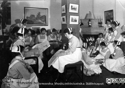 Bild ur fotoalbum SSSH Lund 1927
Album SSSH Lund 1927, skapat av SSSH-sköterskan "Ego", med bilder från sin utbildningstid och senare genom flera decennier. Bildtext saknas. Bilden visar en samling utexaminerade SSSH-sköterska, troligen i nedre trapphallen på SSSH med en stor öppen spis. Foto kanske i slutet på 1920-talet.
Nyckelord: Lasarettet i Lund;Södra Sveriges Sjuksköterskehem;SSSH;Sydsvenska Medicinhistoriska Sällskapet;SMHS;Lysekil