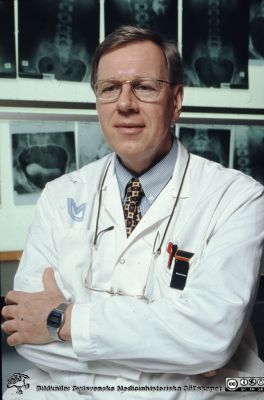 Röntgenologen Hans Stridbeck
Ur låda med blandade diabilder från sjukhusfotograferna i Lund, 1970-, 1980- och 1990-talen. Bild utan beskrivning. Porträtt av röntgenologen Hans Stridbeck, verksamhetschef på avdelningen för diagnostisk röntgenologi. Urografibilder i bakgrunden. 
Nyckelord: Lasarettet;Lund;Universitetssjukhuset;USiL;Röntgen;Bild- och funktionsdiagnostiskt centrum;BFC