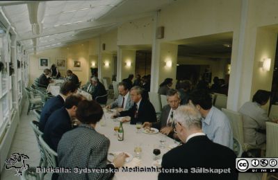 Interiör från patienthotellets nyligen utvidgade matsal 1994
Vid bordet ses bl.a. sjukhusdirektionens ordförande Benny Jönsson och chefläkaren Dag Lundberg.
Nyckelord: Lasarettet;Lund;Universitetssjukhuset;USiL;Patienthotell;Matsal