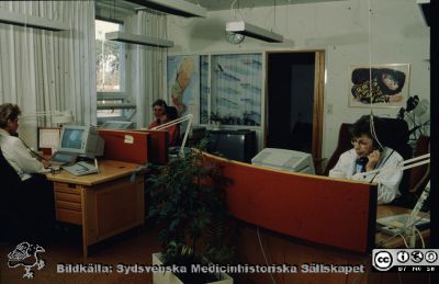 3 telefonister på St Lars
Ur låda med blandade diabilder från sjukhusfotograferna i Lund, 1970-, 1980- och 1990-talen. Bild utan beskrivning. 
Nyckelord: Lund;St Lars;Mentalsjukhus;Telefonister