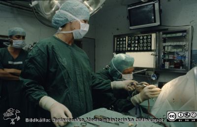 Neurokirurgisk operation
Ur låda med blandade diabilder från sjukhusfotograferna i Lund, 1970-, 1980- och 1990-talen. CT-bilderna i ljusskåpet talar för 1990-talet. Bild utan beskrivning. Neurokirurgiskt ingrepp
Nyckelord: Lasarettet;Lund;Universitetssjukhuset;USiL;Neurokirurgisk;Avdelning;Operation