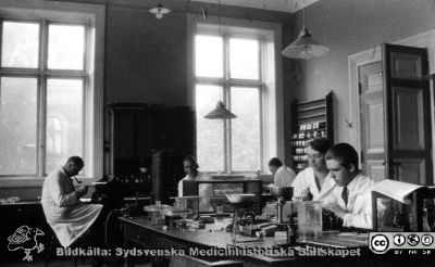 Fotoalbum från histologkursen 1929. 
Fotoalbum tillägnat Professor Torsten Hellman med tacksamhet och vördnad från histologkursen 1929. 
Albumtext: "Vårlaborationer".  Inga identifierade personer. 
Bildkälla Stiftelsen Locus Medicus Lundensis 250317 samt 
Sydsvenska Medicinhistoriska Sällskapet / SMHS
Nyckelord: Histologiska avdelningen;Anatomiska Institutionen;Sydsvenska Medicinhistoriska Sällskapet;Locus Medicus Lundensis;Medicinska fakulteten i Lund;Medicine studerande;Kurslaboratorium