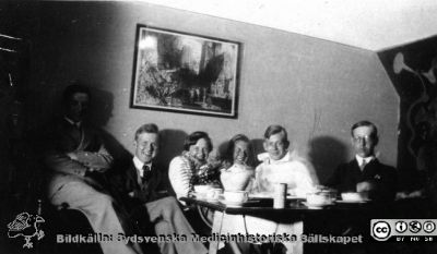 Fotoalbum från histologkursen 1929. 
Fotoalbum tillägnat Professor Torsten Hellman med tacksamhet och vördnad från histologkursen 1929. Albumtext "Centralkroppen arbete och vila. 1929. Sex elever på tebjudning, kanske hemma hos någon. Nr två från vänster är möjligen Hjalmar Sjövall. Nr tre från vänster kan vara Gunborg Nordh (gift Uddenberg). Studenten längst till höger kan vara Olof Ask.
Nyckelord: Medicinska fakulteten i Lund;Locus Medicus Lundensis;Universitet;Tebjudning. Fest.
