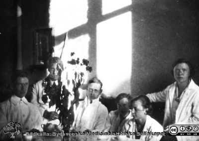 Fotoalbum tillägnat Professor Torsten Hellman med tacksamhet och vördnad från histologkursen 1929. Bildtext "Kafferast". Sex elever under en te- eller kaffepaus, kanske på kurslaboratoriet. Alla är okända.
Nyckelord: Medicinska fakulteten i Lund;Locus Medicus Lundensis;Universitet;Kurslaboration;Tepaus;Kaffepaus
