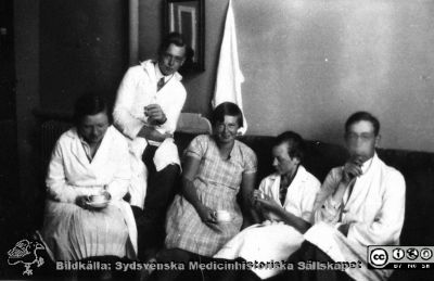 Fotoalbum tillägnat Professor Torsten Hellman med tacksamhet och vördnad från histologkursen 1929. Bildtext "Kafferast". Fem elever under en te- eller kaffepaus, kanske på kurslaboratoriet. Möjligen är det Inga Sundewall näst längst till höger och amanuens Olof Ask längst till höger. De övriga är okända.
Nyckelord: Medicinska fakulteten i Lund;Locus Medicus Lundensis;Universitet;Kurslaboration;Kaffepaus