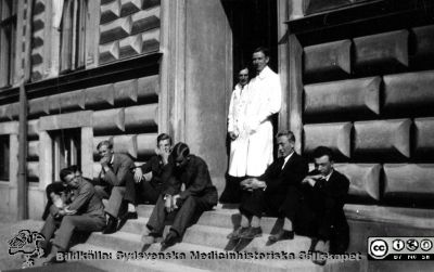 Fotoalbum tillägnat Professor Torsten Hellman med tacksamhet och vördnad från histologkursen 1929. Bildtext saknas. En grupp kurselever tillsammans med två troliga amanuenser i vita rockar vid entrén till anatomiska institutionen. Ingen är identifierad.
Nyckelord: Anatomiska Institutionen;Histologiska avdelningen;Medicinska fakulteten i Lund;Locus Medicus Lundensis;Lunds universitet
