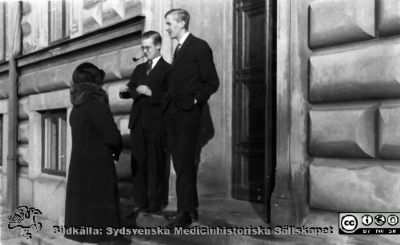 Fotoalbum tillägnat Professor Torsten Hellman med tacksamhet och vördnad från histologkursen 1929. Bildtext saknas. En kvinna i vinterkläder och två män i kostym på entrétrappan till anatomiska institutionen i Lund. Ingen är identifierad.
Nyckelord: Anatomiska Institutionen;Histologiska avdelningen;Medicinska fakulteten i Lund;Locus Medicus Lundensis;Lunds universitet