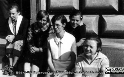 Fotoalbum tillägnat Professor Torsten Hellman med tacksamhet och vördnad från histologkursen 1929. Bildtext saknas. Fem kvinnliga elever på trappan till anatomiska institutionen i Lund. Ingen är identifierad.
Nyckelord: Anatomiska Institutionen;Histologiska avdelningen;Medicinska fakulteten i Lund;Locus Medicus Lundensis;Lunds universitet