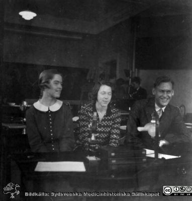 Kursen i histologi hösten 1930 i Lund
Fotoalbum "TILL PROFESSOR TORSTEN HELLMAN MED TACK FRÅN DELTAGARNA I HISTOLOGIKURSEN HÖSTTERMINEN 1930".  Bildtext "Colliander, Thelander, Lundström". Foto troligen i mikroskoperingssalen.
Bildkälla stiftelsen Locus Medicus Lundensis och Sydsvenska Medicinhistoriska Sällskapet / SMHS. Fotograf okänd.
Nyckelord: Histologiska avdelningen;Anatomiska Institutionen;Entrétrappa;Medicinska fakulteten i Lund;Sydsvenska Medicinhistoriska Sällskapet;Locus Medicus Lundensis;Elever